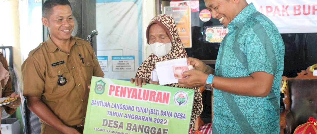Bupati Takalar Serahkan Bantuan Alsintan dan BLT kepada Warga