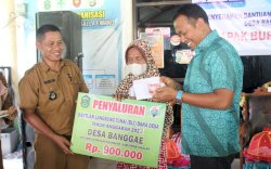 Bupati Takalar Serahkan Bantuan Alsintan dan BLT kepada Warga