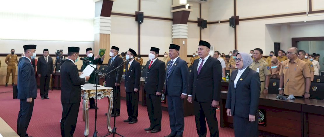Gubernur Sulsel, Andi Sudirman Sulaiman, melantik dan mengambil sumpah jabatan pimpinan pinggi pratama (Eselon II) lingkup Pemprov Sulsel, di Ruang Rapat Pimpinan, Senin, 27 Juni 2022.