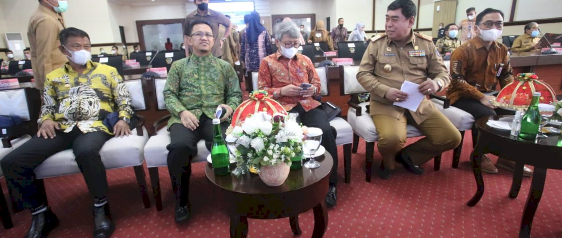 Sekertaris Daerah Provinsi Sulsel, Abdul Hayat Gani, menghadiri Sosialisasi Undang-Undang Nomor 1 Tahun 2022 tentang Hubungan Keuangan antara Pemerintah Pusat dan Pemerintah Daerah (HKPD), yang digelar di Ruang Rapat Pimpinan Kantor Gubernur Sulsel, Selasa, 28 Juni 2022.
