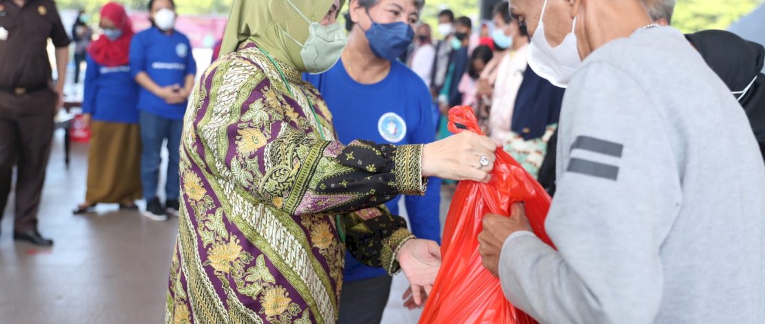 Peringatan Hari TB Sedunia, Indira Jusuf Ismail Beri Penghargaan Bagi Puskesmas Terbaik 