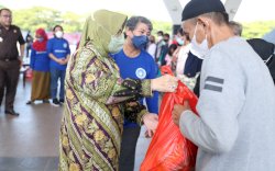 Peringatan Hari TB Sedunia, Indira Jusuf Ismail Beri Penghargaan Bagi Puskesmas Terbaik 