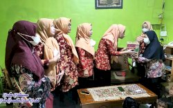 Dharma Wanita Persatuan Dispustaka Makassar Kunjungi Tiga Panti Asuhan