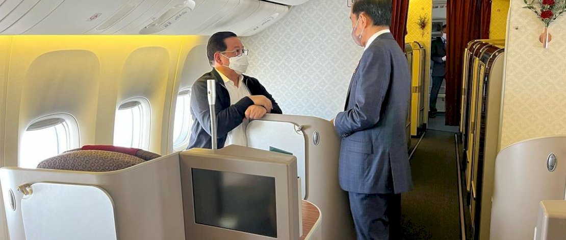 Presiden Jokowi dan Seskab Pramono Anung dalam pesawat yang membawa mereka menuju ke Polandia, Selasa (28/06/2022). (Foto: akun instagram @pramonoanungw)

