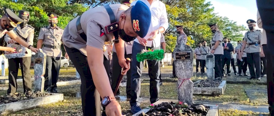 Sambut Hari Bhayangkara ke 76, Danyon Brimob Bone ziarah ke TMP Watampone