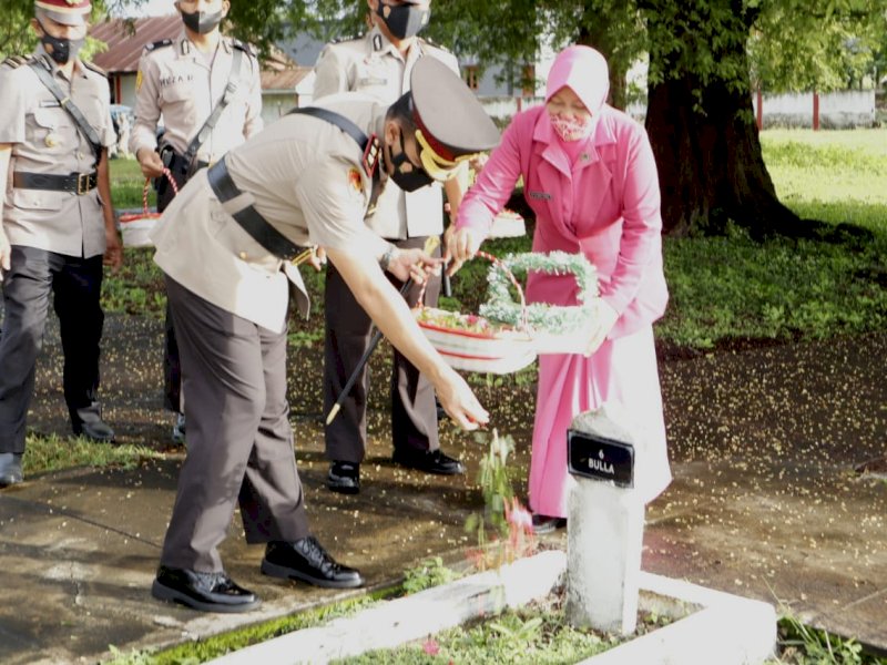 HUT Bhayangkara ke-76, Polres Bulukumba Tabur Bunga di Makam Pahlawan