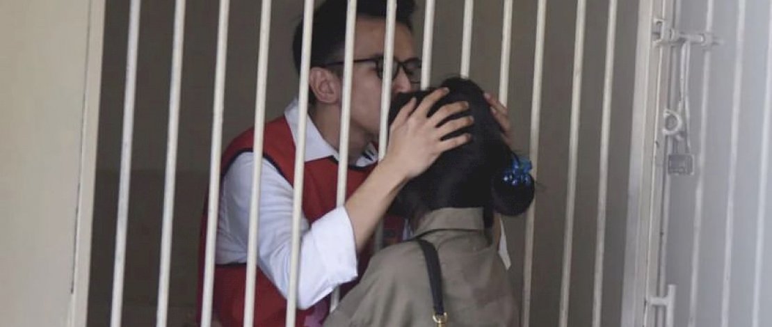 Cium Kekasihnya di Balik Jeruji yang Tidak Terkunci, Adam Deni Dicibir Netizen: Repot Banget Deh 