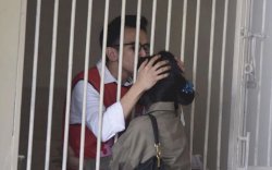 Cium Kekasihnya di Balik Jeruji yang Tidak Terkunci, Adam Deni Dicibir Netizen: Repot Banget Deh 