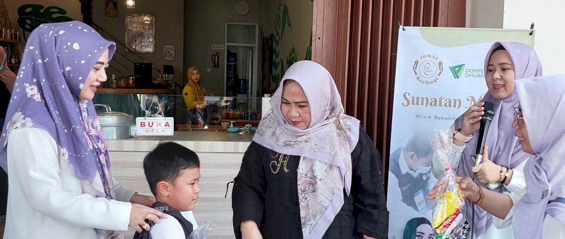 Komisaris PT Citra Intan Insani (Bebwhite C ) berbincang dengan salah satu peserta sunatan massal usai memberikan bingkisan, Jumat (1/7/2022) 