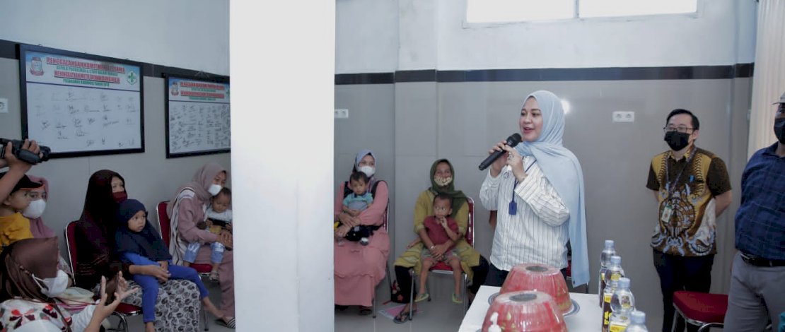 Wakil Wali Kota Makassar, Fatmawati Rusdi, mengunjungi langsung warga penderita stunting di Puskesmas, Sabtu, 2 Juli 2022.