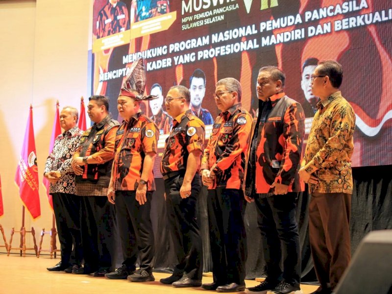 Bupati Luwu Terima Plakat Kehormatan dari MPW Pemuda Pancasila Sulsel