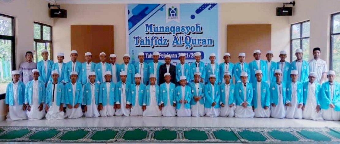 Kepala Telkom Bone Pindah Tugas Dihadiahi Hapalan 30 Juz