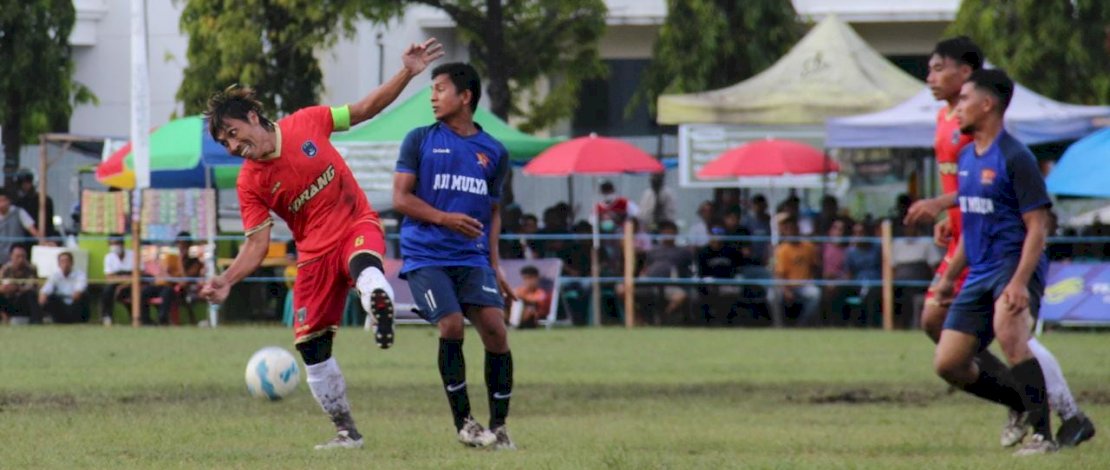 Foto: Laga Pertandingan Masmindo Cup I di Lapangan Andi Djemma,Belopa.