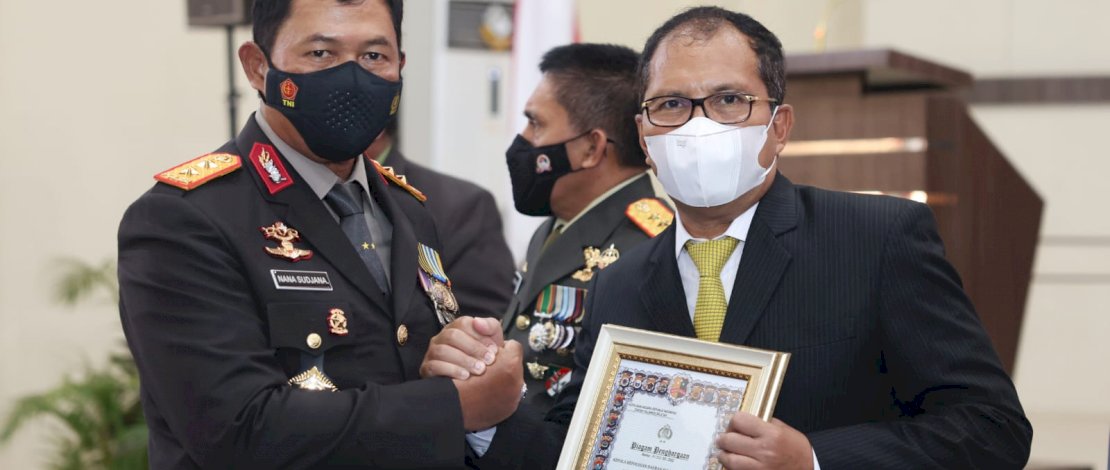 Wali Kota Makassar Moh Ramdhan Pomanto menerima penghargaan dari Kapolda Sulsel, pada peringatan Hari Bhayangkara, Selasa, 5 Juli 2022. Wali Kota Makassar Moh Ramdhan Pomanto menerima penghargaan dari Kapolda Sulsel, pada peringatan Hari Bhayangkara, Selasa, 5 Juli 2022.