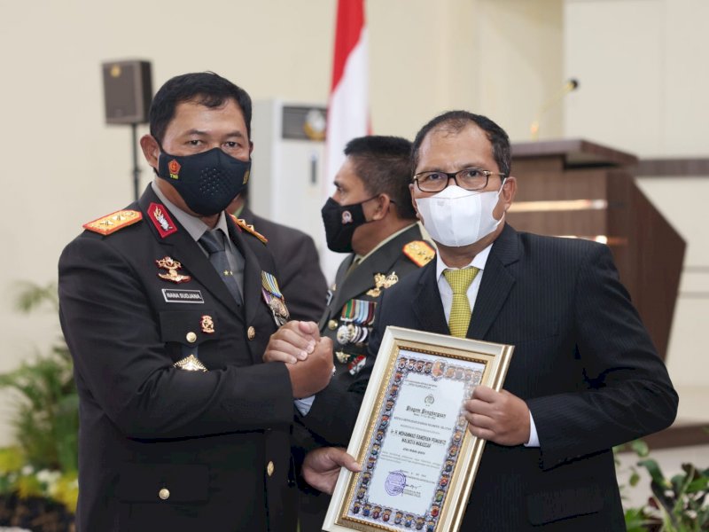 Peringatan Hari Bhayangkara, Wali Kota Makassar Raih Penghargaan Dari Kapolda Sulsel