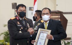 Peringatan Hari Bhayangkara, Wali Kota Makassar Raih Penghargaan Dari Kapolda Sulsel