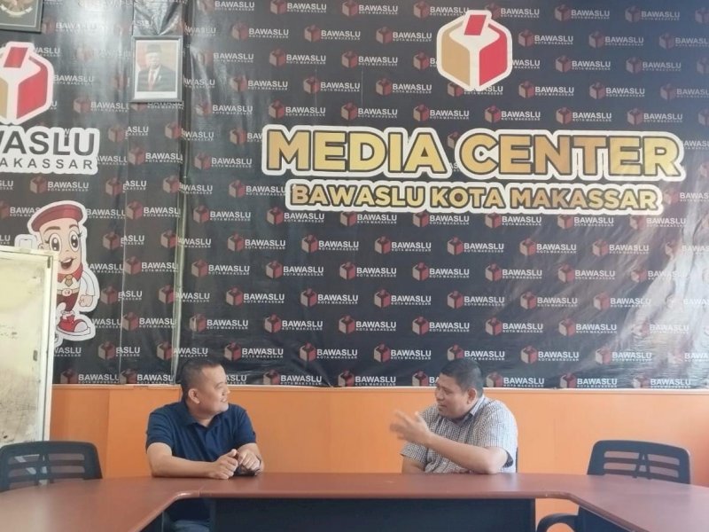 Silaturahmi ke Media Center Bawaslu Makassar, Direktur Bukamatanews.id Sarankan Hal Ini