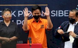 Doni Salmanan Pasang Wajah Sumringah Saat Hadiri Sidang, Ernest Prakasa: Mungkin Passionnya Jadi Napi 