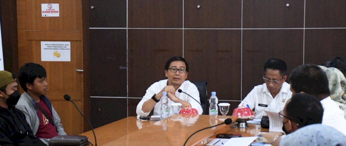 Wakil Bupati Luwu Utara (Lutra), Suaib Mansur, memimpin rapat evaluasi penggunaan e-katalog lokal dalam pengadaan barang dan jasa di lingkup Pemkab Lutra, yang dilaksanakan di Ruang Rapat Wakil Bupati Lutra, Rabu, 6 Juli 2022.