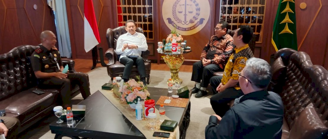 Jaksa Agung ST Burhanuddin ketika menerima Pengurus SMSI Pusat yang dipimpin Ketua Umum Firdaus, di Gedung Bundar Kejaksaan Agung Jakarta, Rabu, 6 Juli 2022. Jaksa Agung ST Burhanuddin ketika menerima Pengurus SMSI Pusat yang dipimpin Ketua Umum Firdaus, di Gedung Bundar Kejaksaan Agung Jakarta, Rabu, 6 Juli 2022.