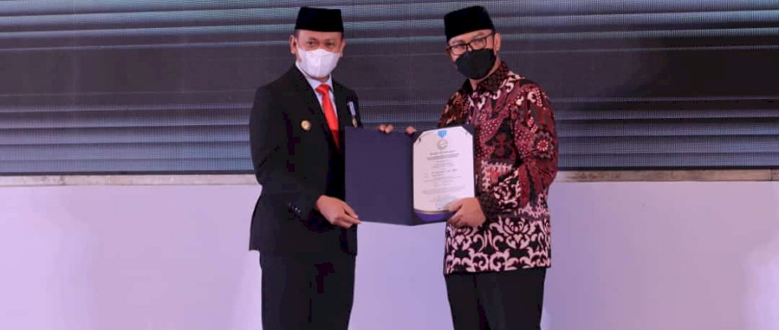 Kepala BKKBN Pusat Dr (HC) Hasto Wardoyo SpOg (K) menyerahkan penghargaan kepada Bupati Takalar, di Hotel Santika, Medan, Sumatera Utara, Rabu, 6 Juli 2022. Kepala BKKBN Pusat Dr (HC) Hasto Wardoyo SpOg (K) menyerahkan penghargaan kepada Bupati Takalar, di Hotel Santika, Medan, Sumatera Utara, Rabu, 6 Juli 2022.
