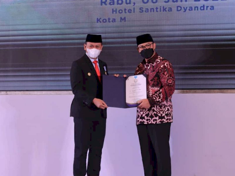 Bupati dan Ketua TP PKK Takalar Terima Penghargaan Tertinggi dari BKKBN Pusat