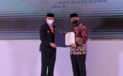 Bupati dan Ketua TP PKK Takalar Terima Penghargaan Tertinggi dari BKKBN Pusat