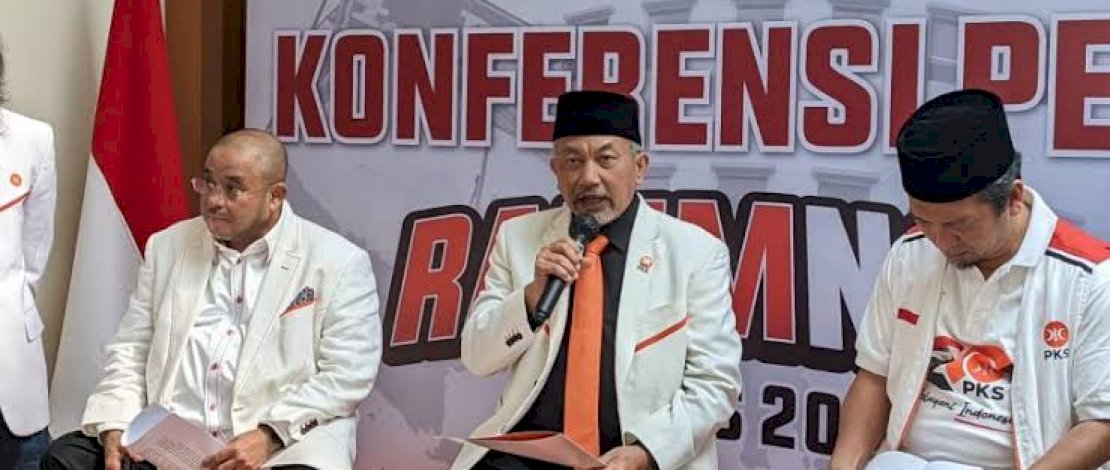 Presiden PKS Ahmad Syaikhu (tengah).