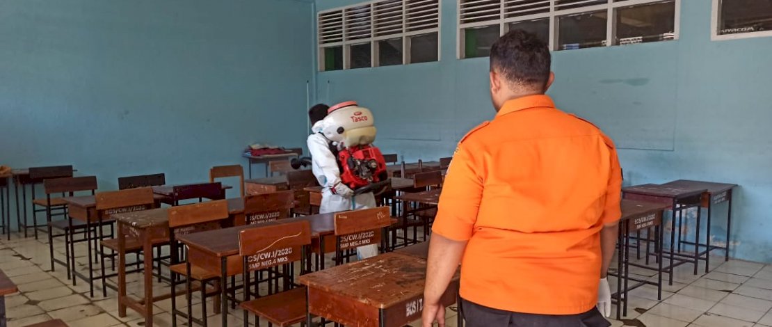 Covid 19 Kembali Menghantui, BPBD Makassar Semprot Disinfektan di Puluhan Sekolah
