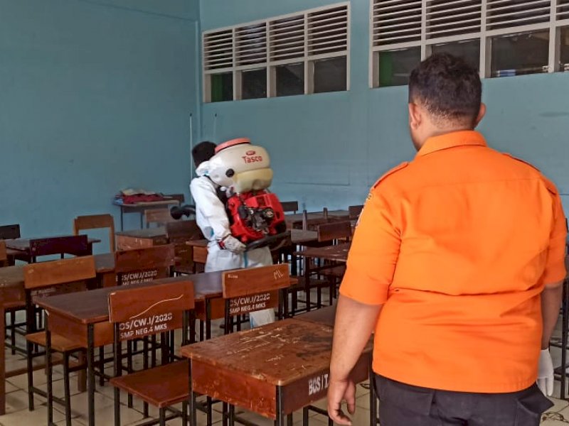 Covid 19 Kembali Menghantui, BPBD Makassar Semprot Disinfektan di Puluhan Sekolah