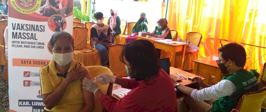 BIN melakukan vaksinasi massal di Kabupaten Luwu Timur.