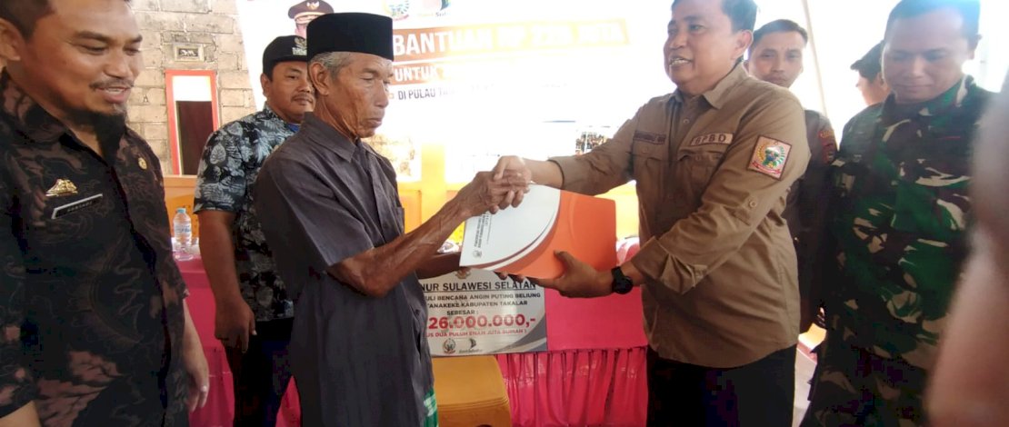 Kepala BPBD Sulsel, Muhammad Firda, menyerahkan bantuan untuk korban angin puting beliung di Takalar, Kamis, 7 Juli 2022.