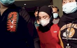 Tersangka Kasus Pencemaran Nama Baik, Medina Zein Lewati Pintu Kejari Kenakan Baju Tahanan Merah