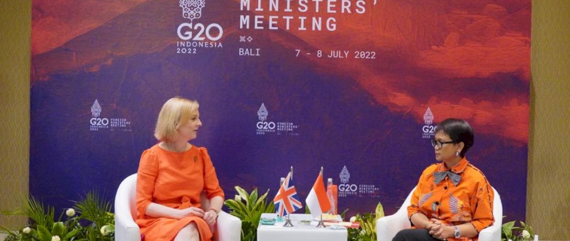 Menlu RI-Inggris Bertemu, Bahas Soal Kerjasama di Bidang Energi Terbarukan