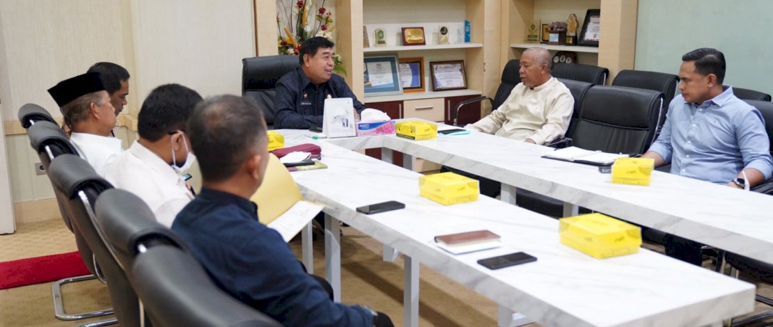 Sekretaris Daerah Provinsi Sulsel, Abdul Hayat Gani, memimpin Rapat Persiapan Idul Adha, yang digelar di Kantor Gubernur Sulsel, Jumat, 8 Juli 2022.
Sekretaris Daerah Provinsi Sulsel, Abdul Hayat Gani, memimpin Rapat Persiapan Idul Adha, yang digelar di Kantor Gubernur Sulsel, Jumat, 8 Juli 2022.