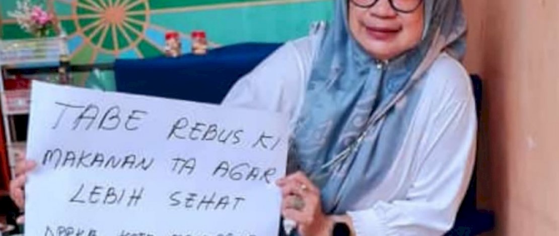 Meriahkan Festival Rebus, Dinas PPKB Makassae Bagikan Makanan Ke Masyarakat Sekitar Kantor