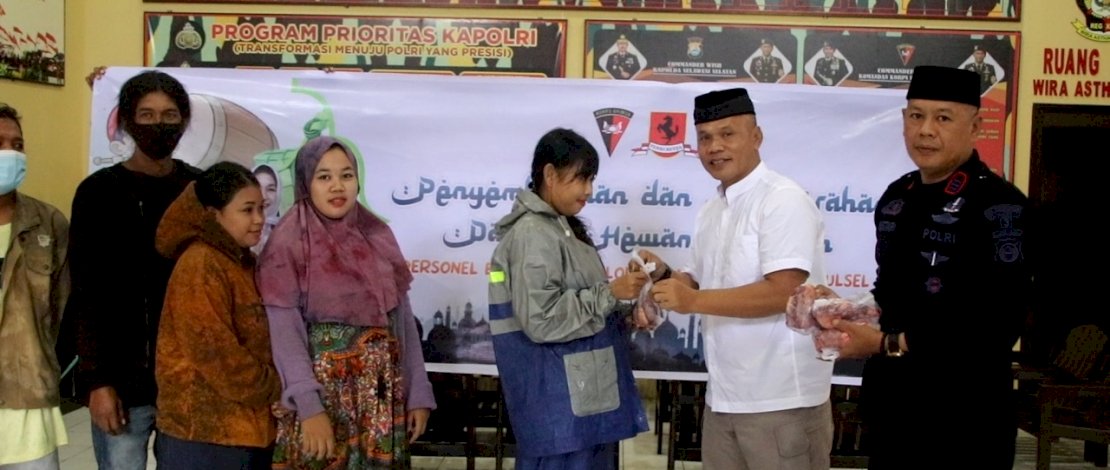 Berbagi Kepada Sesama, Brimob Bone Kurban 10 Ekor Sapi
