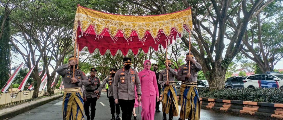 Foto :Kapolres Luwu Yang Baru AKBP Arisandi di sambut jajar Kehormatan di Mapolres Luwu ( bukamatanews.id : Adhiyaksa) 6
