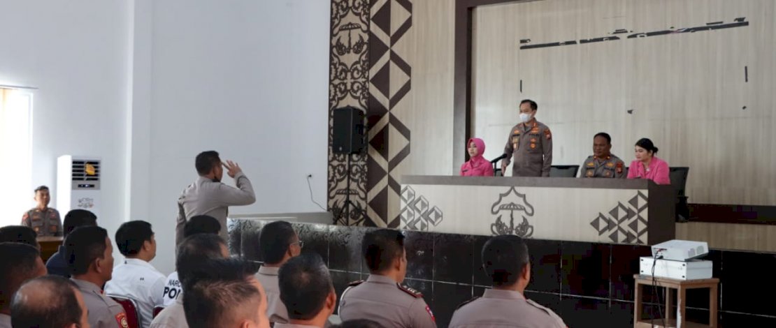 Kapolres Luwu AKBP Arisandi, memberikan arahan dalam pelaksanaan tugas, di Aula Tabakke Tongangge Polres Luwu, Selasa, 12 Juli 2022.