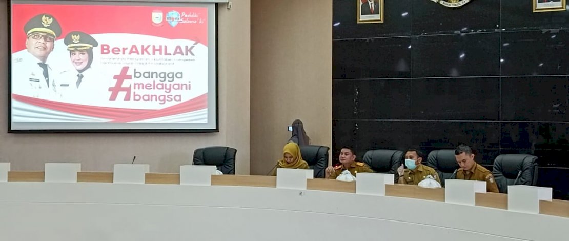 Kepala Bagian Protokol dan Komunikasi Pimpinan, Zuhur Dg Ranca, saat memberikan pengarahan untuk Laskar Pelangi, di Ruang Sipakatau, Balaikota Makassar.