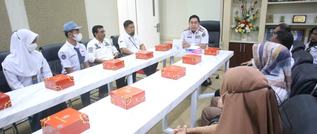 Pelaksana Harian (Plh) Gubernur Sulsel, Abdul Hayat Gani, melepas Pasukan Pengibar Bendera Pusaka (Paskibraka) asal Sulsel menuju Istana Negara, Rabu, 13 Juli 2022. Pelaksana Harian (Plh) Gubernur Sulsel, Abdul Hayat Gani, melepas Pasukan Pengibar Bendera Pusaka (Paskibraka) asal Sulsel menuju Istana Negara, Rabu, 13 Juli 2022.