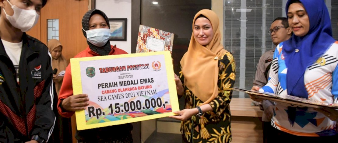 Bupati Luwu Utara, Indah Putri Indriani, menyerahkan tabungan untuk atlet berprestasi, di Ruang Command Center Kantor Bupati, kemarin, Jumat, 15 Juli 2022.