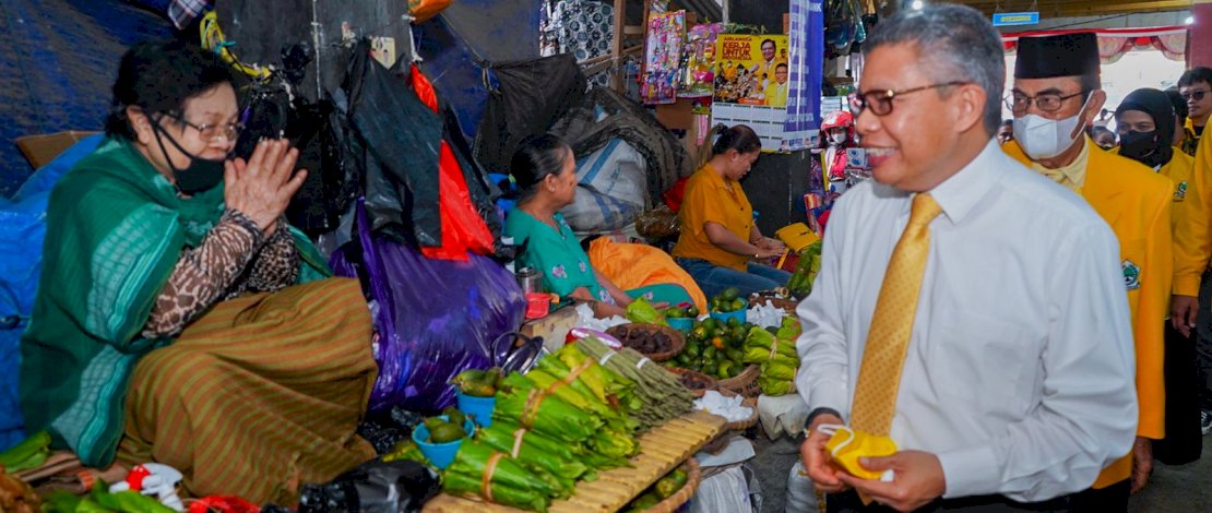Taufan Pawe Bantu Korban Kebakaran Garonggong dan Kunjungi Pasar Sentral Makale