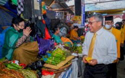 Taufan Pawe Bantu Korban Kebakaran Garonggong dan Kunjungi Pasar Sentral Makale