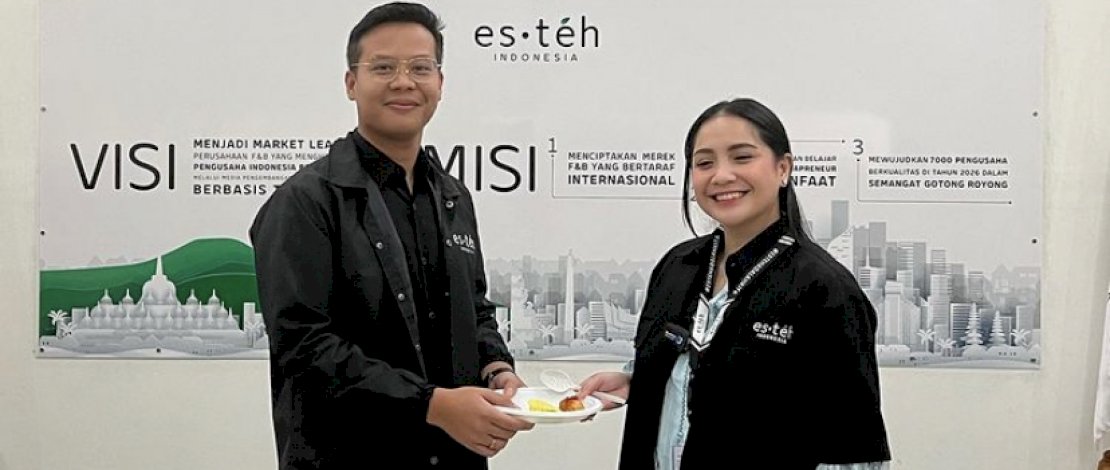 Baru Sehari Jadi CEO Es Teh, Nagita Slavina Bagi-Bagi Uang ke Puluhan Karyawan 