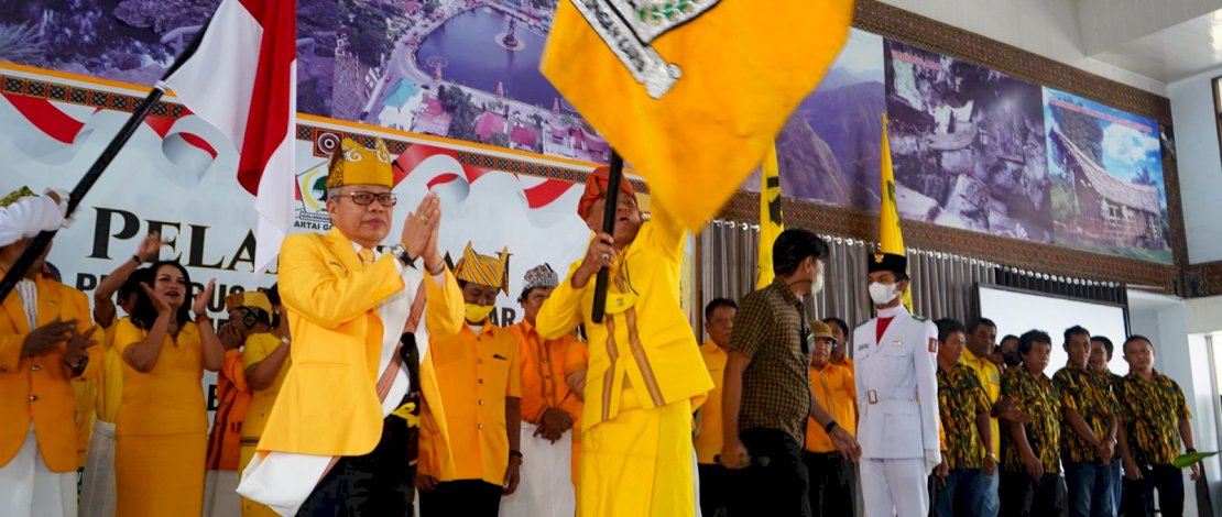 Ketua DPD I Golkar Sulsel, Taufan Pawe (TP), resmi melantik kepengurusan DPD II Golkar Tana Toraja Periode 2021 - 2026, di Gedung Tammuan Malik' Makale, Sabtu, 16 Juli 2022.