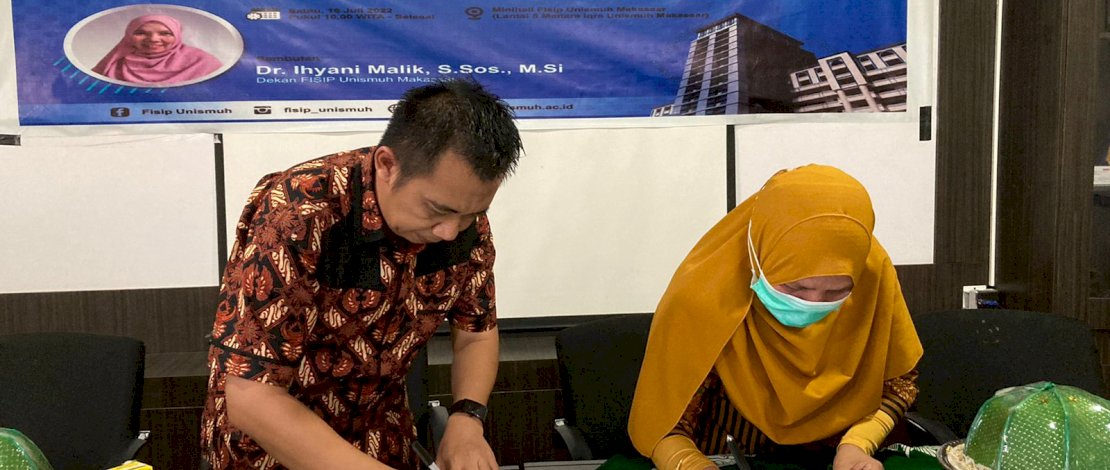Penandatangan kerjasama dilakukan oleh Dr Ihyani Malik sebagai Dekan FISIP Unismuh dan Prof Dr Muhammad Khairil, Dekan FISIP Untad Palu.