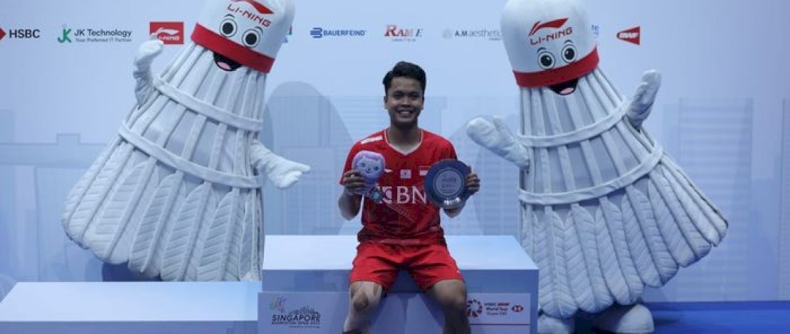 Tunggal putra Indonesia, Anthony Sinisuka Ginting usai menjadi juara Singapore Open 2022, Minggu (17/72022)
