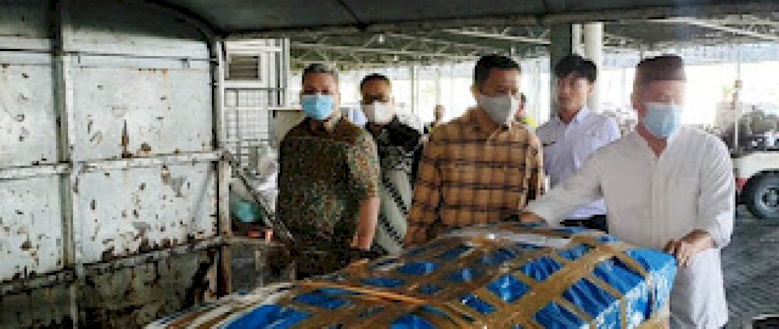 Ist
Bupati Kepulauan Selayar, Basli Ali, menjemput jenazah warganya di Bandara Sultan Hasanuddin Makassar, Minggu, 17 Juli 2022.