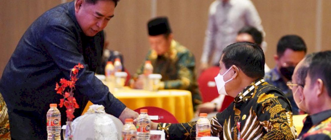 Direktur Jenderal Otonomi Daerah (Dirjen Otda) Kementerian Dalam Negeri, Akmal Malik, bersama Plh Gubernur Sulsel, Abdul Hayat Gani, Senin, 18 Juli 2022.